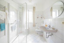 Badezimmer im Erdgeschoss Wohnen am Golfplatz - Ruhige Lage trifft auf Stadtn�he