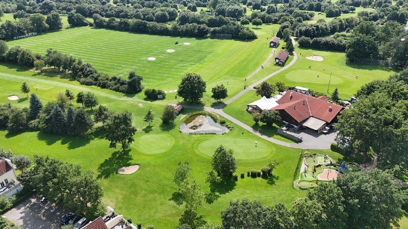 Golfplatz neben an Einfamilienhaus Ullersdorf