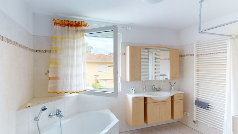 Badezimmer OG Doppelhaush�lfte Dresden