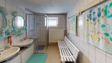 Badezimmer Keller Blick ins Gr�ne �ber Dresden