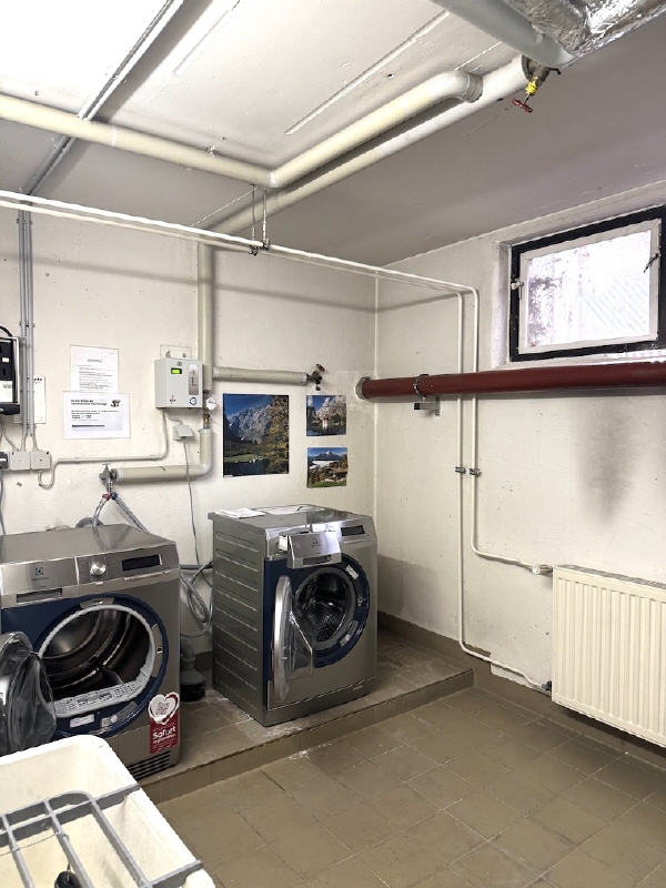 Raum mit M�nzwaschmaschinen Wohnung Dresden
